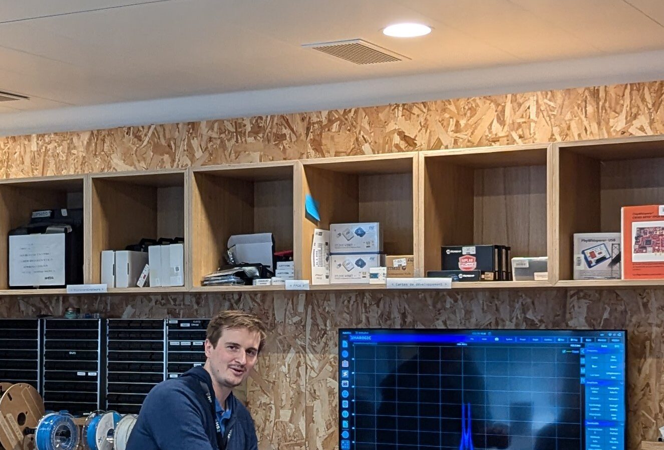 Sébastien Dudek montrant un spectre radio en direct à l'écran pendant une formation au labo
