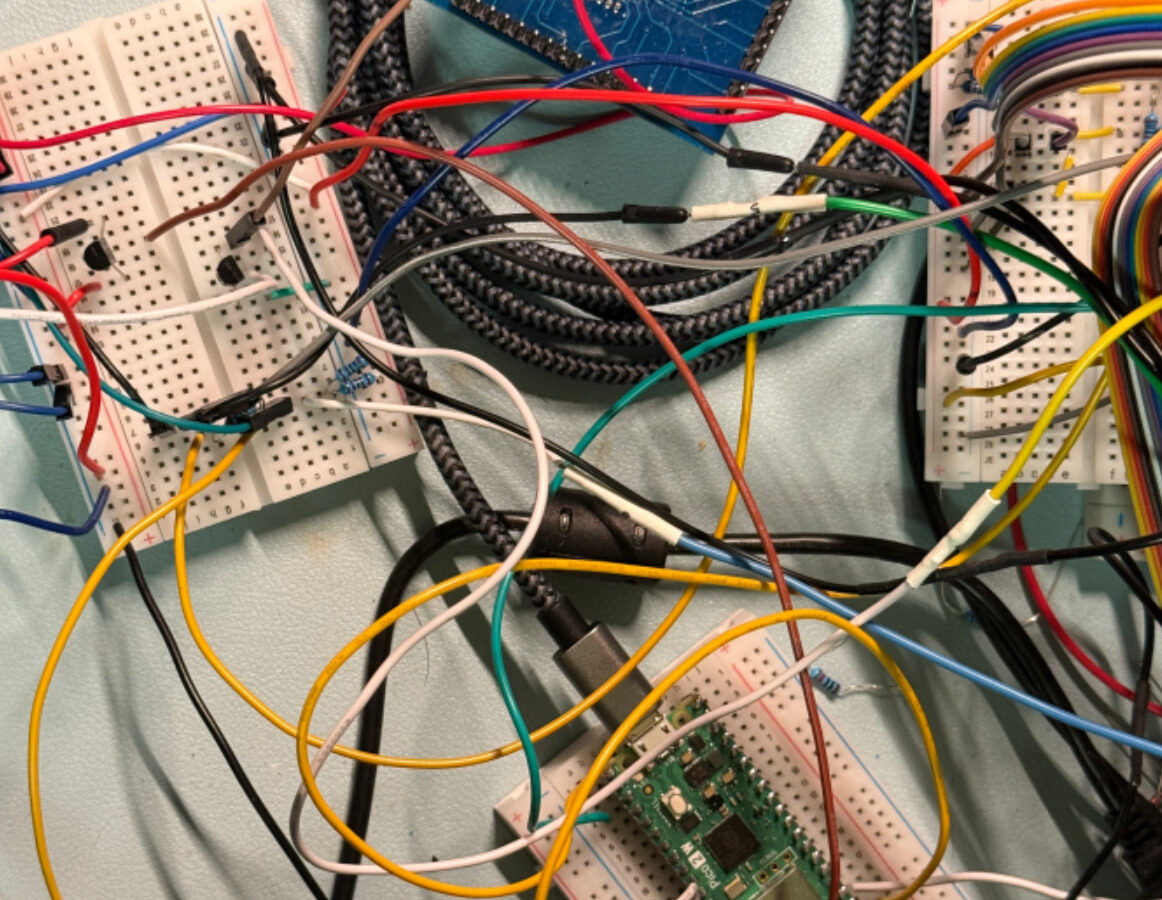 Hacker n'importe quel microcontrôleur avec un Raspberry Pi Pico : l'injection de fautes facile par simulation de trafic